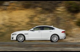 Jaguar XE, side action